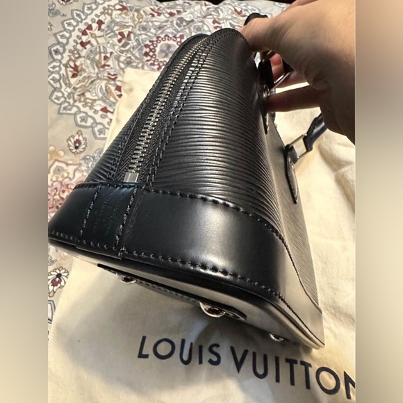 NO LONGER FOR SALE 

LOUIS VUITTON ALMA EPI BB FOR SALE - EXCELLENT CONDITION! - Picture 6 of 8